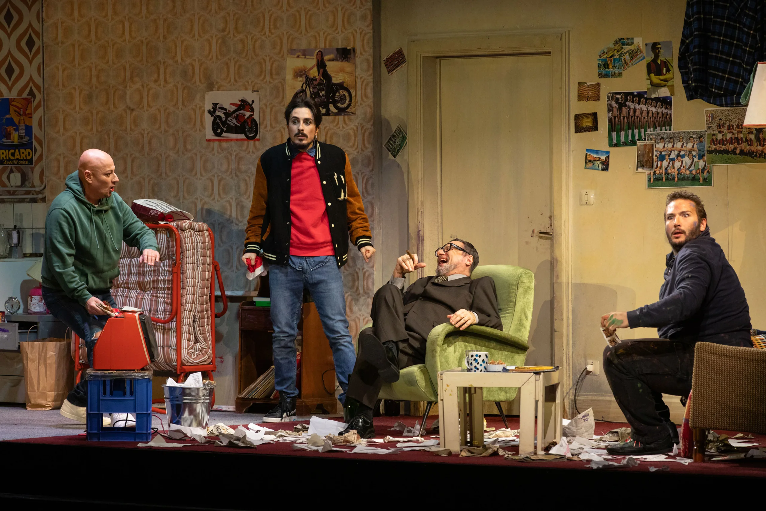 シラグーザ演じるロドルフォ（左）ほか、屋根裏部屋のボエームたち　(C) Andrea Ranzi