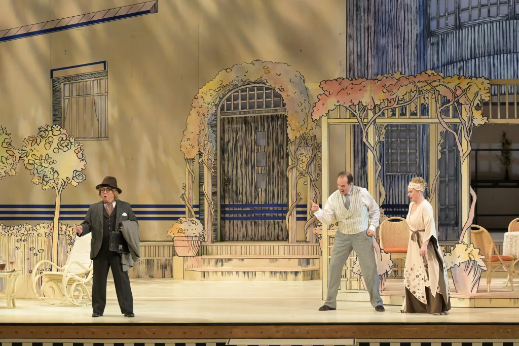 ユーゲントシュティール風の美術が優美で、金色や水色を主体にした渋い色遣いがシック　写真：鹿摩隆司　提供：新国立劇場