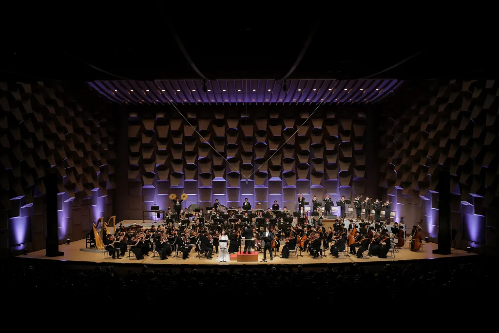 歌劇「青ひげ公の城」のステージ全景（C）飯島隆