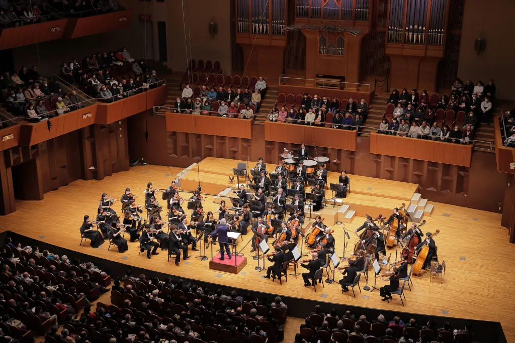 第8番は全体に中庸なテンポ設定でじっくりと音楽が進められた（C）飯島隆