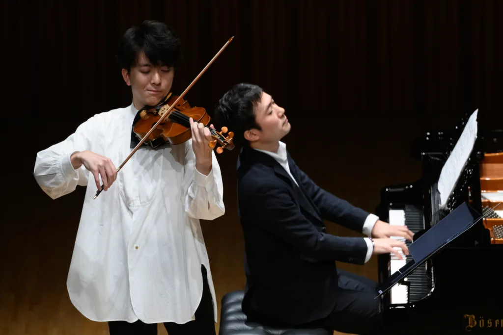 ベートーヴェンのヴァイオリン・ソナタ「スプリング」で、山根一仁と川口成彦が初共演（C）藤本史昭　写真提供：TOPPANホール