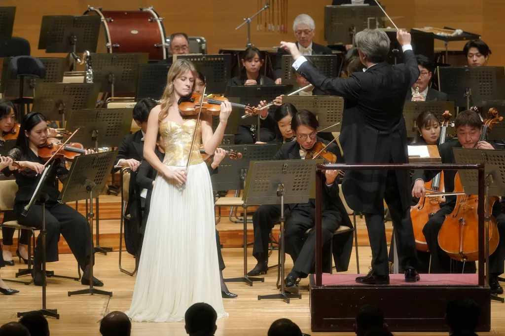 ブラームス「ヴァイオリン協奏曲」でソリストを務めたフランチェスカ・デゴ。愛器フランチェスコ・ルジェッリの美音を駆使した演奏を聴かせた　提供:東京都交響楽団（c）堀田力丸