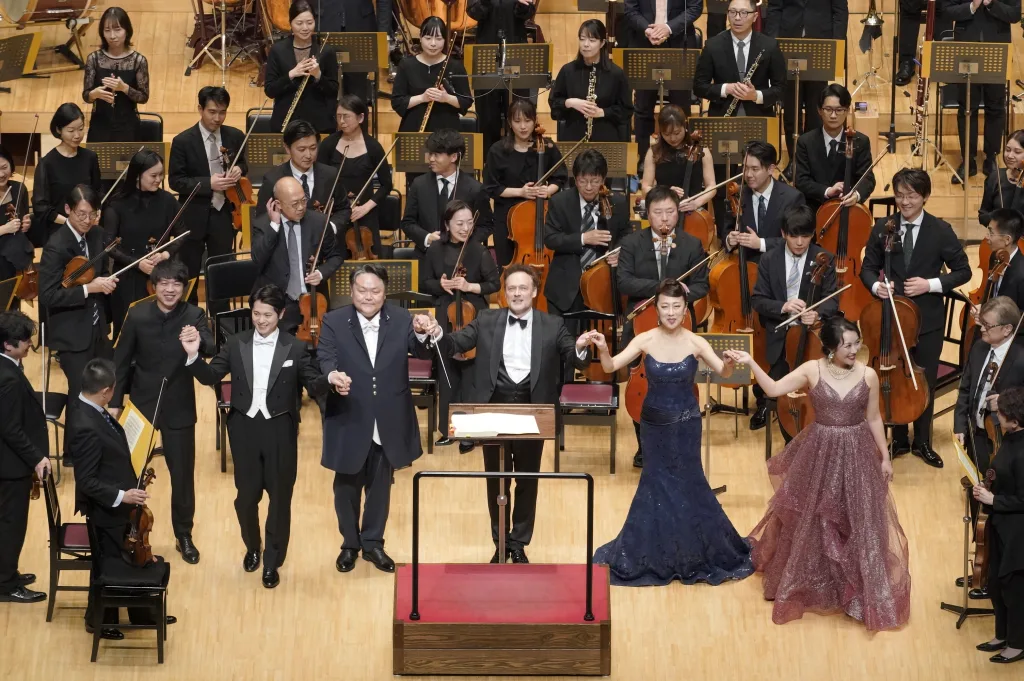 聴衆の喝采に応えるゲッツェル、森谷真理ほかソリスト陣＝写真は24日、東京芸術劇場　提供：東京都交響楽団 （C)堀田力丸
