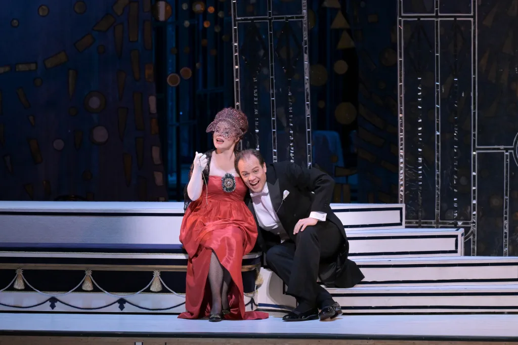 ロザリンデ役のサビーナ・ツヴィラク（左）とアイゼンシュタイン役のトーマス・ブロンデル（右）写真：鹿摩隆司　提供：新国立劇場