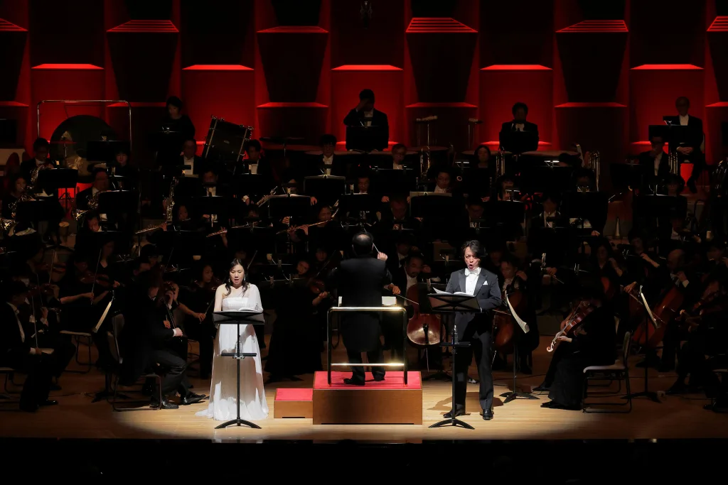 ソリストの石橋栄実（ユディット・左）と宮本益光（青ひげ・右）（C）飯島隆