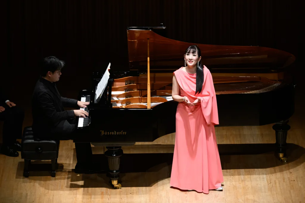 兼重のピアノで嘉目真木子がブラームス、モーツァルト、R.シュトラウスの歌曲を歌った（C）藤本史昭　写真提供：TOPPANホール