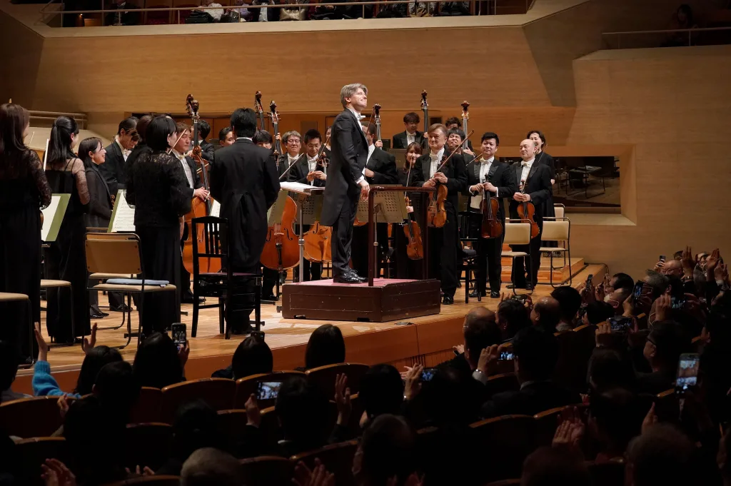ルスティオーニと、ベストを尽くした奏者たちの晴れやかな表情が印象的だった　提供:東京都交響楽団（c）堀田力丸