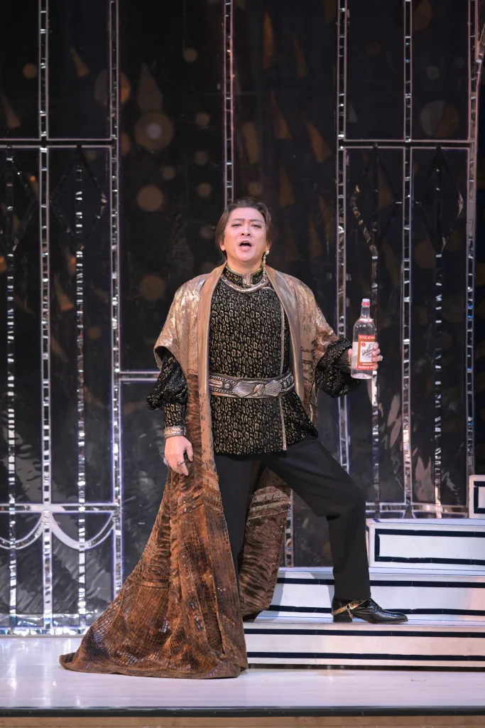 オルロフスキー公爵役の藤木大地が怪しげなキャラクターを巧みに表出した　写真：鹿摩隆司　提供：新国立劇場