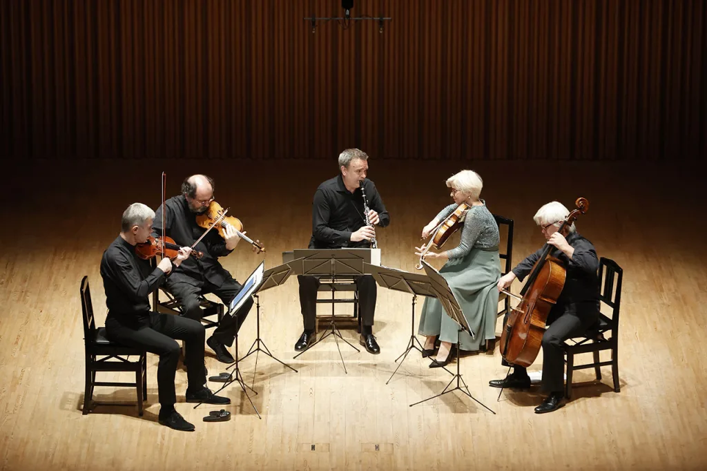 2025/26シーズンをもって解散するハーゲンQのフィナーレ第1弾。ヴィトマンとともに　(C)大窪道治／提供：TOPPANホール