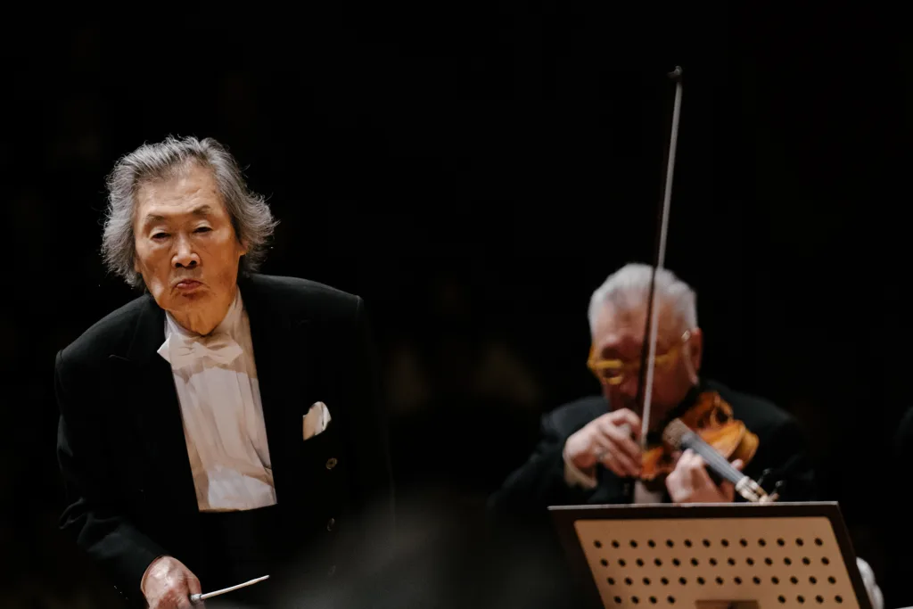 2年連続で指揮を務めた小林研一郎と、コンマスの篠崎史紀　(C)山本倫子