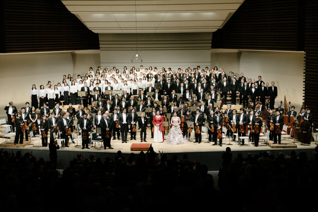 150人近い合唱と大編成のオーケストラが熱演　(C)山本倫子