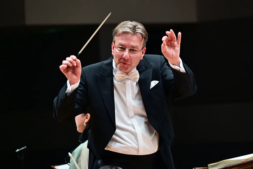広響の音楽監督クリスティアン・アルミンクが指揮台に立った　提供：広島交響楽団