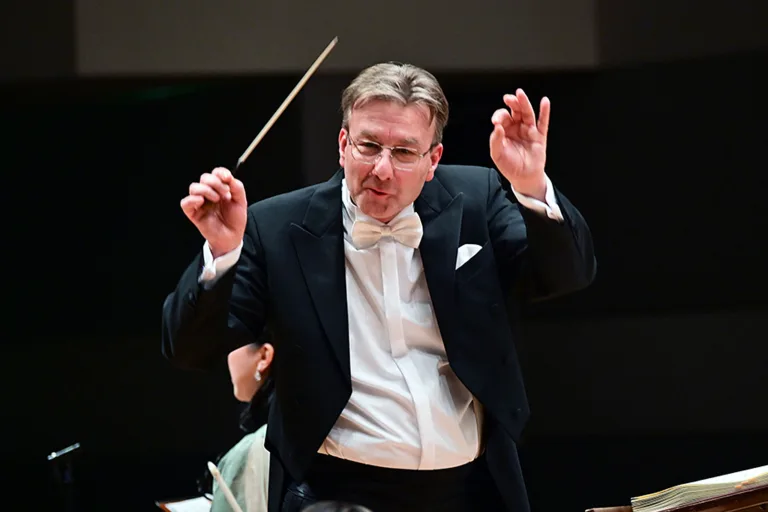 広響の音楽監督クリスティアン・アルミンクが指揮台に立った　提供：広島交響楽団