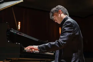 〝ラヴェルの波動〟と題し、ラヴェル、ルトスワフスキ、シマノフスキの作品を交互に演奏するプログラムを披露した福間洸太朗 ©Shuga Chiba