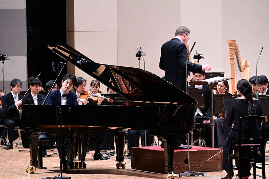 リストのピアノ協奏曲第1番でソリストを務めた久末航。明晰な演奏で、リストの作品を裸形の姿で再現した　提供：広島交響楽団