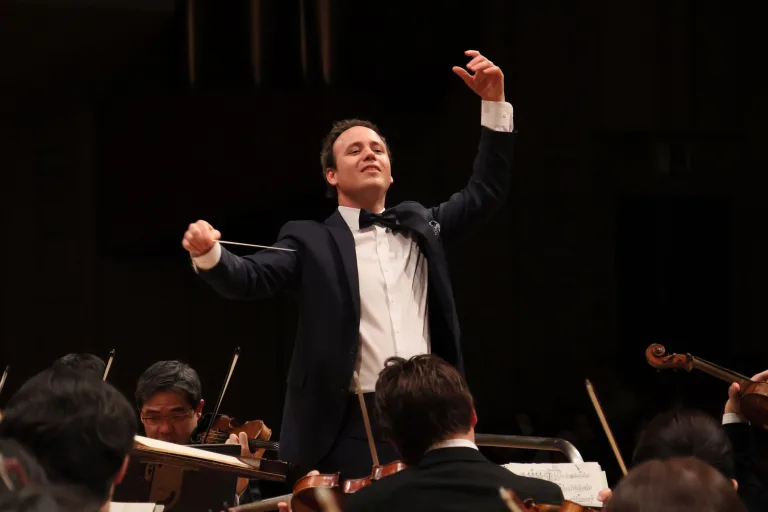 ハンガリー出身の指揮者、ゲルゲイ・マダラシュが登場　写真提供：NHK交響楽団