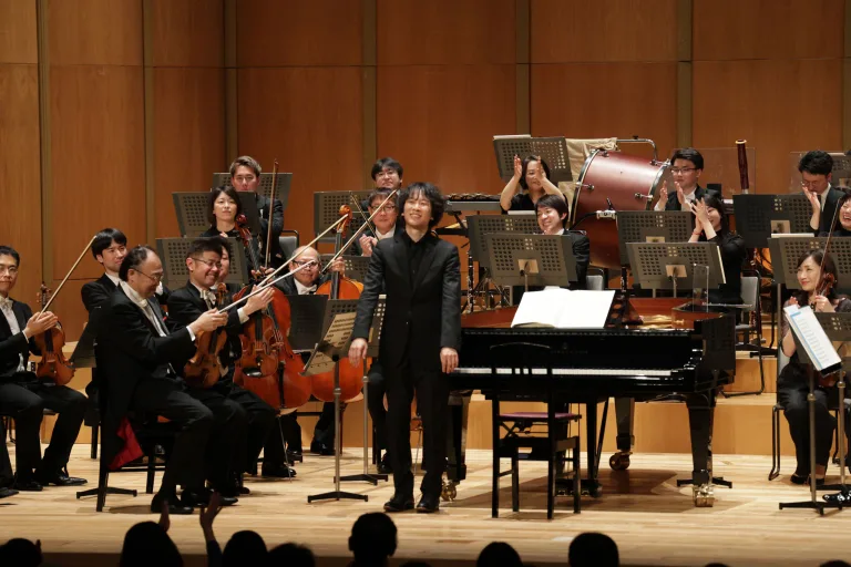 ピアニストの北村朋幹がオーケストラ・アンサンブル金沢の特別定期公演に登場。3曲すべてを弾き振りする画期的な演奏を披露した