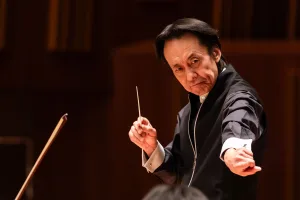 上岡敏之が指揮台に立ち、名曲プログラムを披露した　©読売日本交響楽団　撮影＝藤本崇