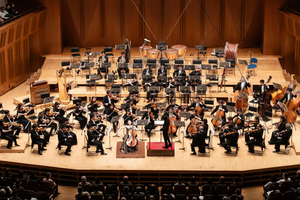 チャイコフスキー「ロココ風の主題による変奏曲」のソリストは鳥羽咲音。しっとりと温かな音色で、優雅かつ洗練された表情を備えていた　©読売日本交響楽団　撮影＝藤本崇