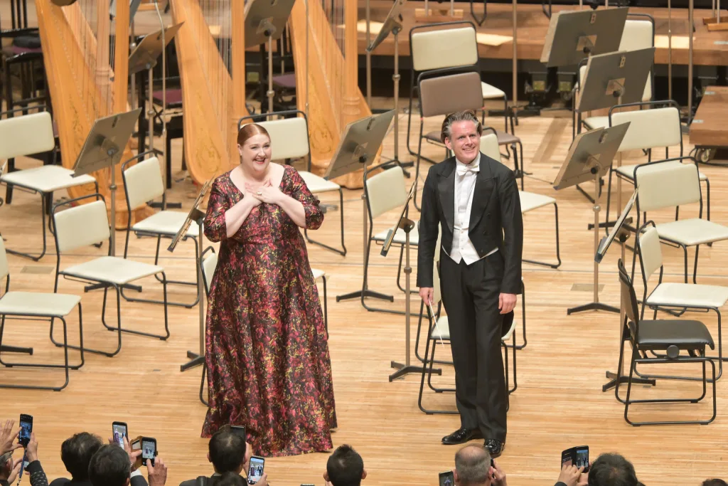 歓呼に応えるソプラノのタマラ・ウィルソン(左)とジョルダン（右）　写真提供：NHK交響楽団