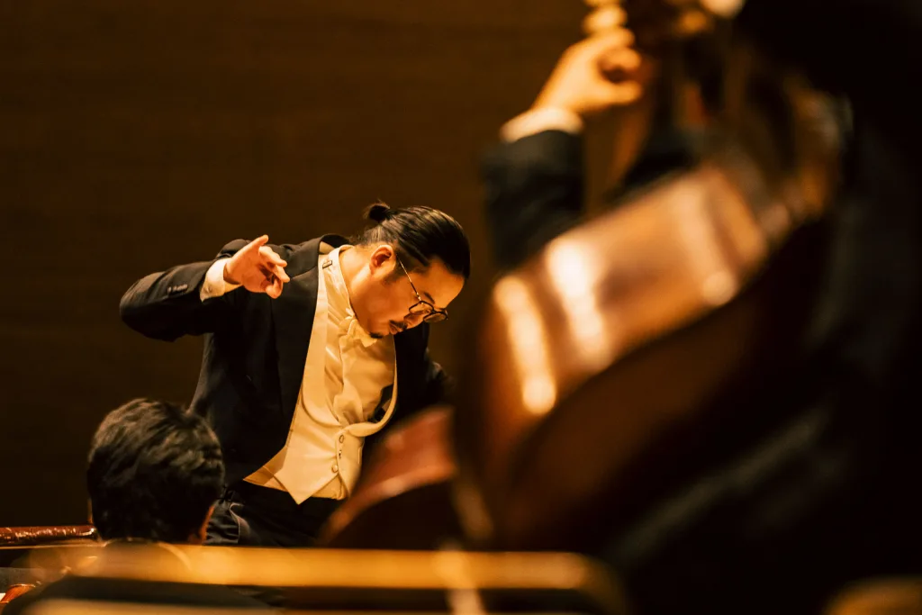 指揮棒を持たず、腕や身体全体を使っての反田の情熱的な指揮が、音楽に起伏をもたらした　写真提供＝ジャパン・ナショナル・オーケストラ