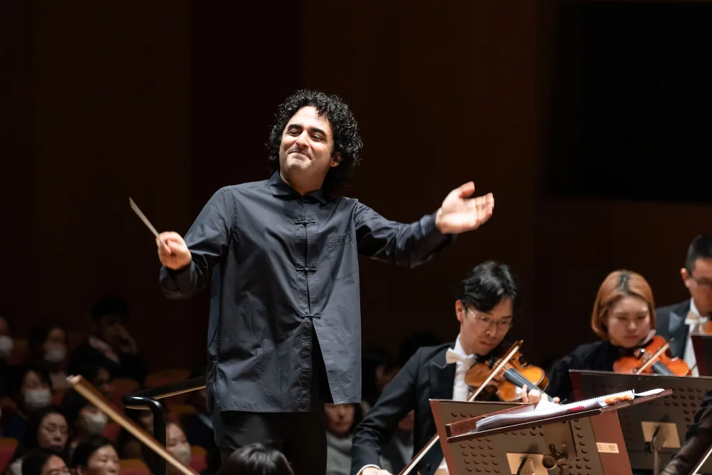 イギリスの俊英、ケレム・ハサンが登場　©読売日本交響楽団　撮影＝藤本崇　※写真は2月15日（日）横浜みなとみらいホールで開催された同内容公演より