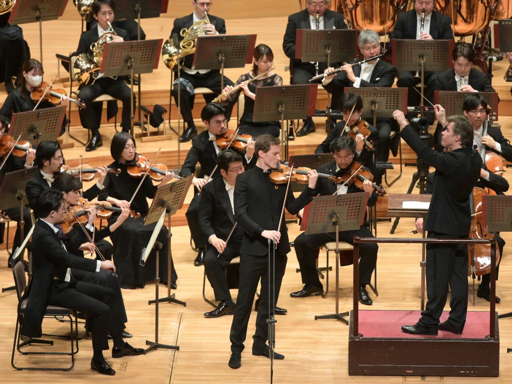 ヤクブ・フルシャが指揮台に立ち、同郷のヨゼフ・シュパチェクと共に呼吸の合ったドヴォルザーク「ヴァイオリン協奏曲」を披露した　写真提供：NHK交響楽団　