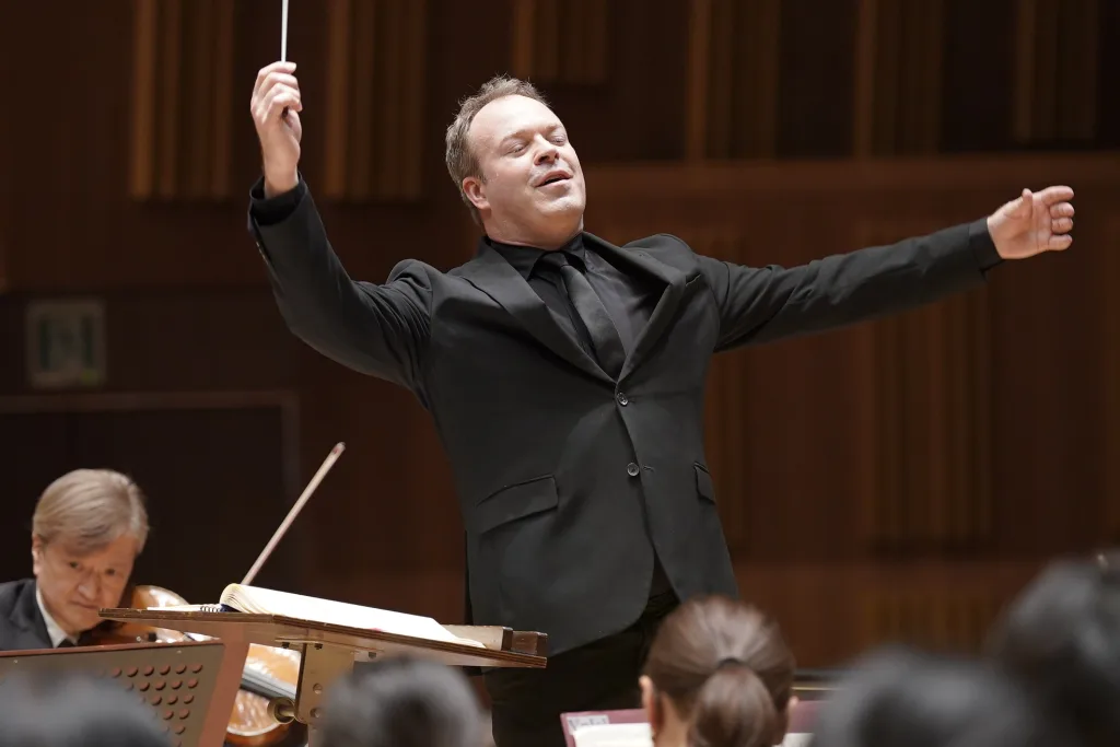 都響と3回目の共演となるデイヴィッド・レイランドが指揮台に立った　提供：東京都交響楽団／（c）堀田力丸