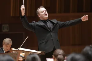 都響と3回目の共演となるデイヴィッド・レイランドが指揮台に立った　提供：東京都交響楽団／（c）堀田力丸