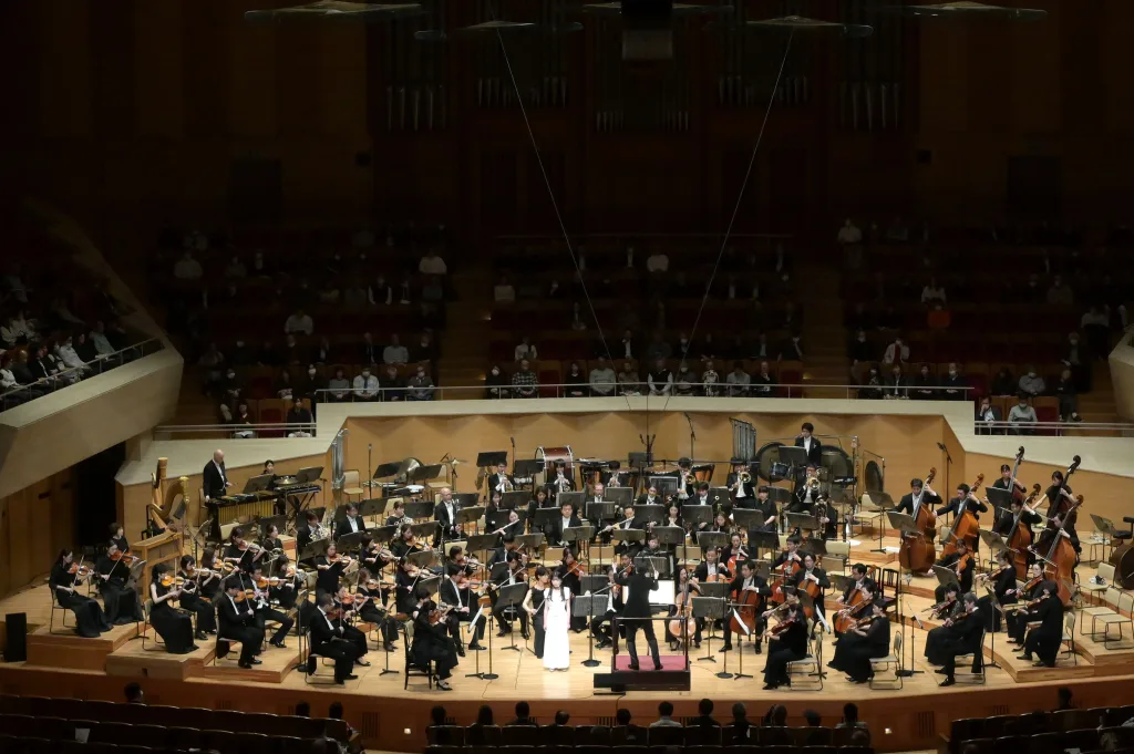 武満徹「系図－若い人たちのための音楽詩－」。五藤希愛の語りが音楽と見事に合致。語りの後のアコーディオンの響きやオーケストラの後奏が心に沁みた（c）中川幸作