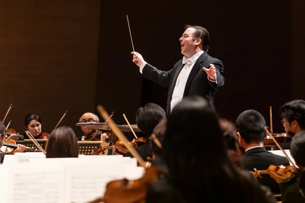 指揮者のマリオ・ヴェンツァーゴの代役として、急遽ジェームズ・フェデックが指揮台に立った　©読売日本交響楽団　撮影＝藤本崇