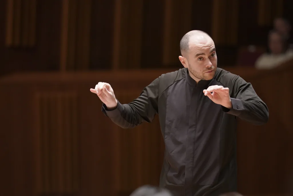 都響と2度目の共演を果たした指揮者のベン・グラスバーグ　提供：東京都交響楽団（c）Rikimaru Hotta