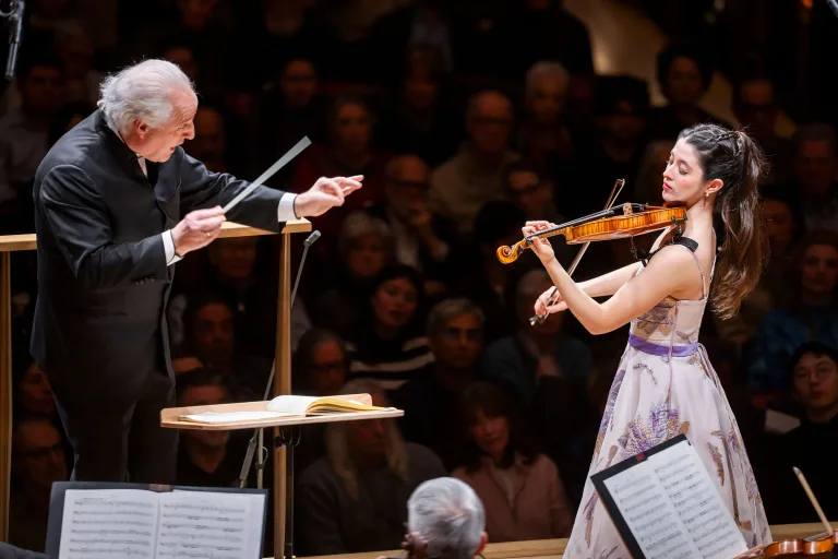 マンフレート・ホーネック（左）とソリストを務めたマリア・ドゥエニャス　(C)Chris Lee