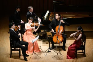 ピアニストのティル・フェルナーが、日本の若い弦楽器奏者たちと共演 (c)藤本史昭　写真提供：TOPPANホール