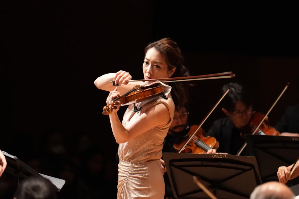 ハイドンのヴァイオリン協奏曲第3番とペルトのフラトレスでソロを披露した諏訪内晶子　(C)Junichiro Matsuo