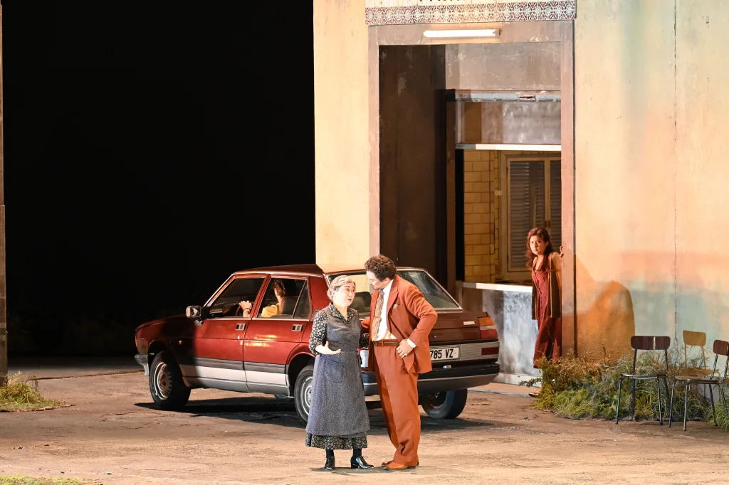 舞台装置や衣裳を通して、閉鎖的な田舎町が徹底的に描写されていた　写真提供：公益財団法人東京二期会　撮影：寺司正彦