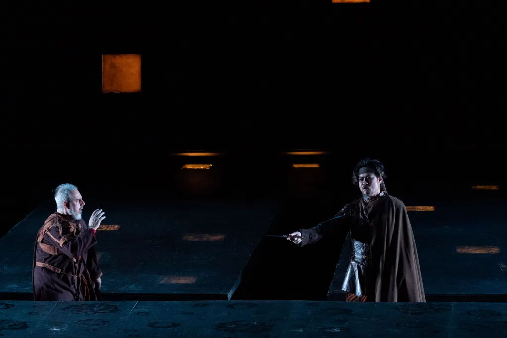 ウラディーミル・ストヤノフ（リゴレット・左）と斉木健詞（スパラフチーレ・右）撮影：堀田力丸　提供：新国立劇場