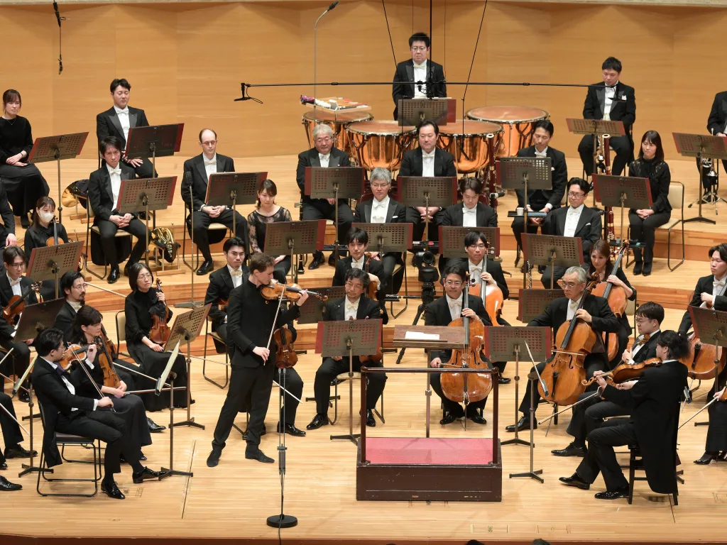 ソリストのシュパチェクは、郷古廉、村上淳一郎、藤森亮一との共演でドヴォルザーク（A.リーム編）の「ユーモレスク」第7番を演奏した　写真提供：NHK交響楽団　