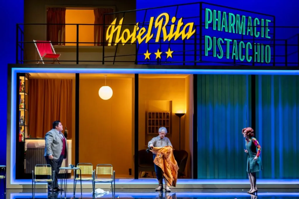 「二人の男と一人の女」より、中央がコルベッリ扮するガスパーロ　 (C) Studio UV – Fondazione Teatro Donizetti