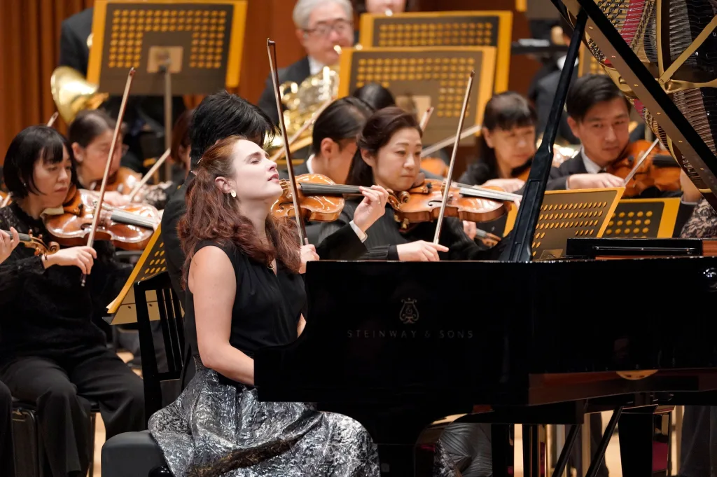 ソリストのアンナ・ヴィニツカヤは、明確な打鍵で好演　提供：東京都交響楽団（c）Rikimaru Hotta