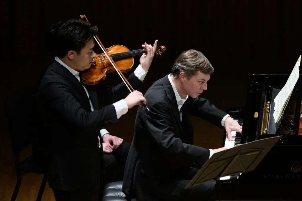 ティル・フェルナーと郷古廉による親密な会話が繰り広げられた　(c)藤本史昭　写真提供：TOPPANホール