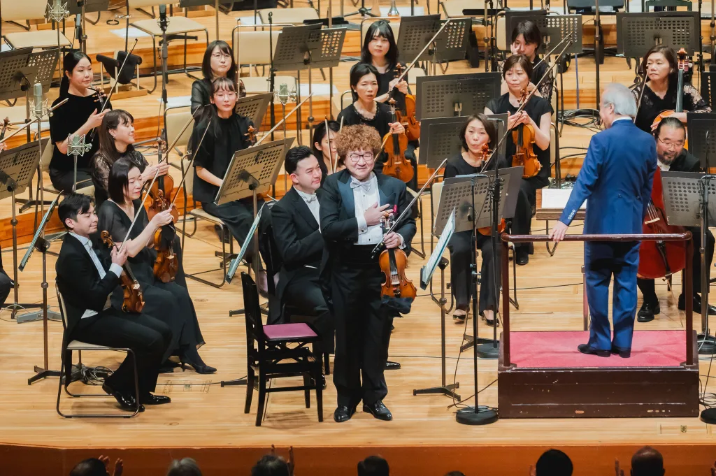 拍手喝采に応えるコンサートマスターの崔文洙　©kenichi Kurosaki