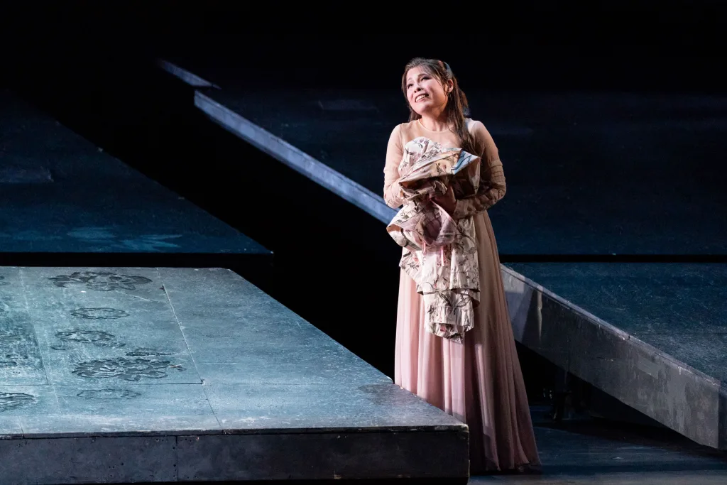 ジルダの中村恵理は少女の声を響かせて叙情的なレガートを歌った　撮影：堀田力丸　提供：新国立劇場