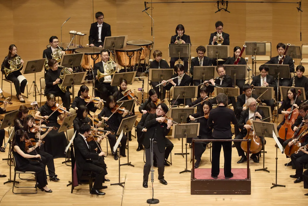 ブルッフのヴァイオリン協奏曲第1番では、岡本誠司が独奏を務めた　撮影 上野隆文　提供 東京フィルハーモニー交響楽団　