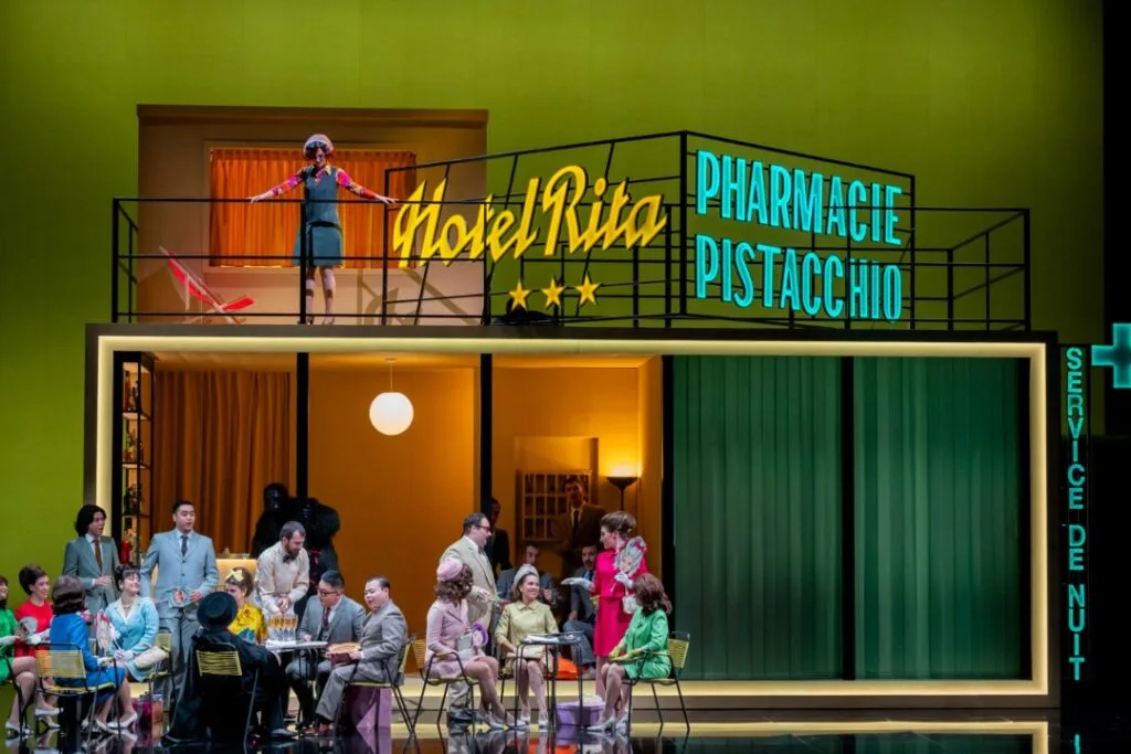 ピスタッキオの薬屋とリータの宿屋が隣に並ぶ　(C) Studio UV – Fondazione Teatro Donizetti