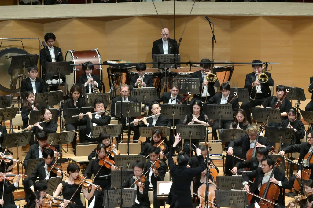 川瀬賢太郎の指揮は、静と動、緊張と弛緩、緩急の推移が明快。どの瞬間も印象深く聴かせた（c）中川幸作　