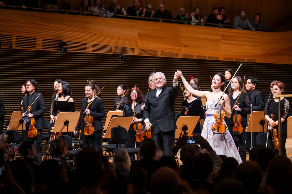 聴衆の惜しみない拍手に応えるドゥエニャスとホーネック　(C)Chris Lee