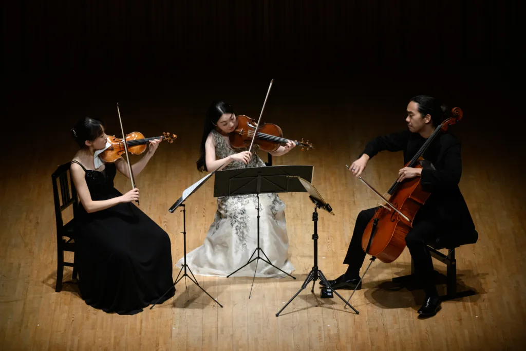 桐朋学園大学の同級生だったTrio Rizzleのメンバー。左から毛利文香、田原綾子、笹沼樹　(c)藤本史昭　写真提供：TOPPANホール