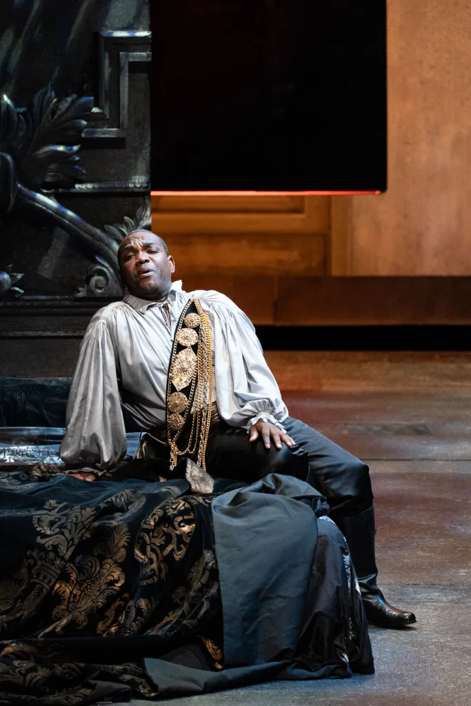 安定した響きのスタイリッシュな歌唱を披露したマントヴァ公爵のローレンス・ブラウンリー　撮影：堀田力丸　提供：新国立劇場