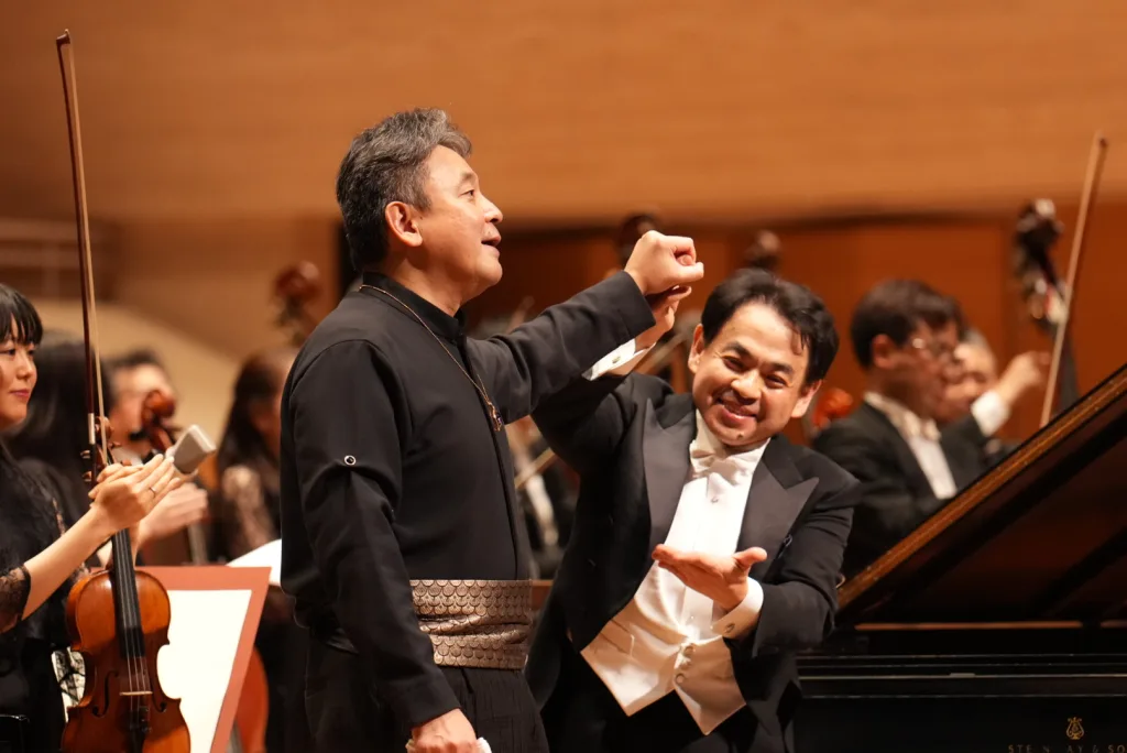指揮者の下野と、鳴りやまぬ拍手に応える横山　©Junichiro Matsuo
